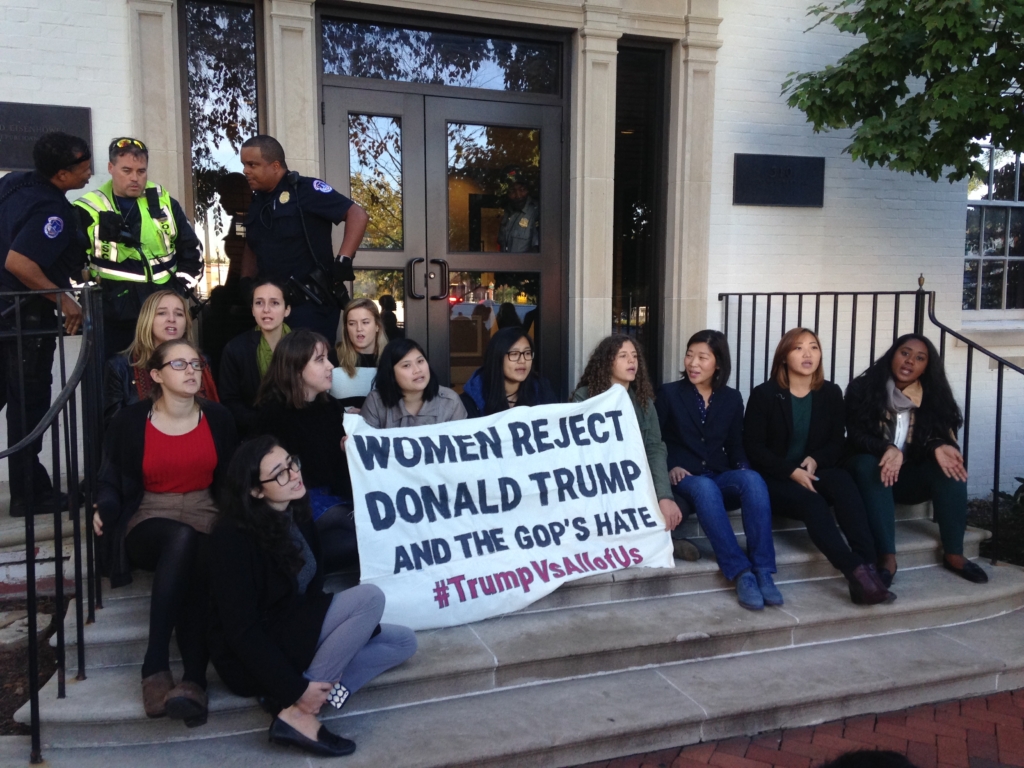 Des femmes américaines manifestent contre Trump et son sexisme son