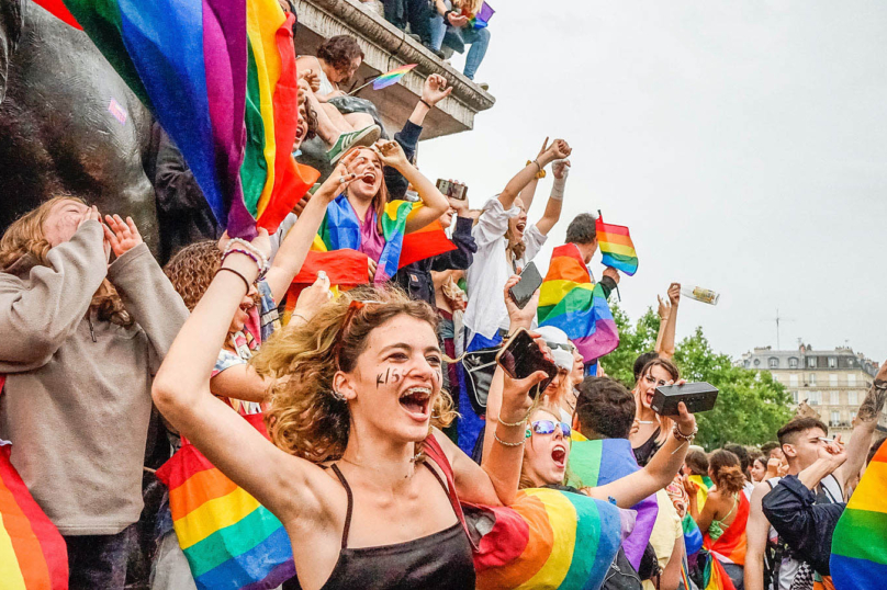 Marche des fiertés : à Paris, le capitalisme lave toujours plus rose