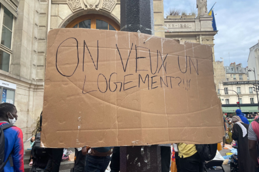 À Paris, devant la mairie du 18e, la santé dégradée des familles en attente d’un hébergement