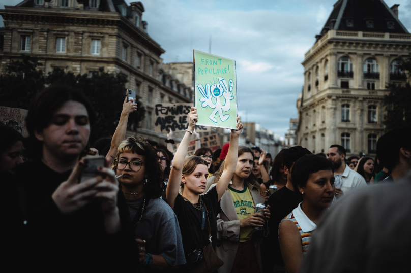 À gauche, une équation aussi pénible qu’insoluble