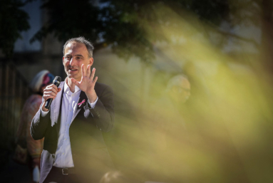 En Gironde, Raphaël Glucksmann tente de réanimer la social-démocratie en vue de 2027