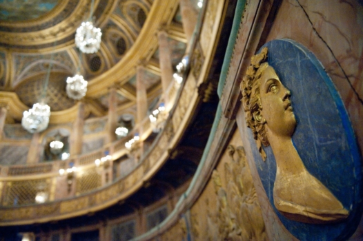 Sur le chantier de l’Opéra royal du château de Versailles, « des intérimaires envoyés à la mort »